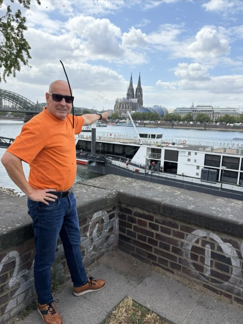 Mann vor nickoSPIRIT, Rhein und Kölner Dom
