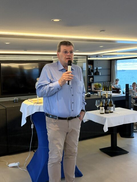 Weinexperte Ingo Swoboda Mikrofon Schiff Weinflaschen