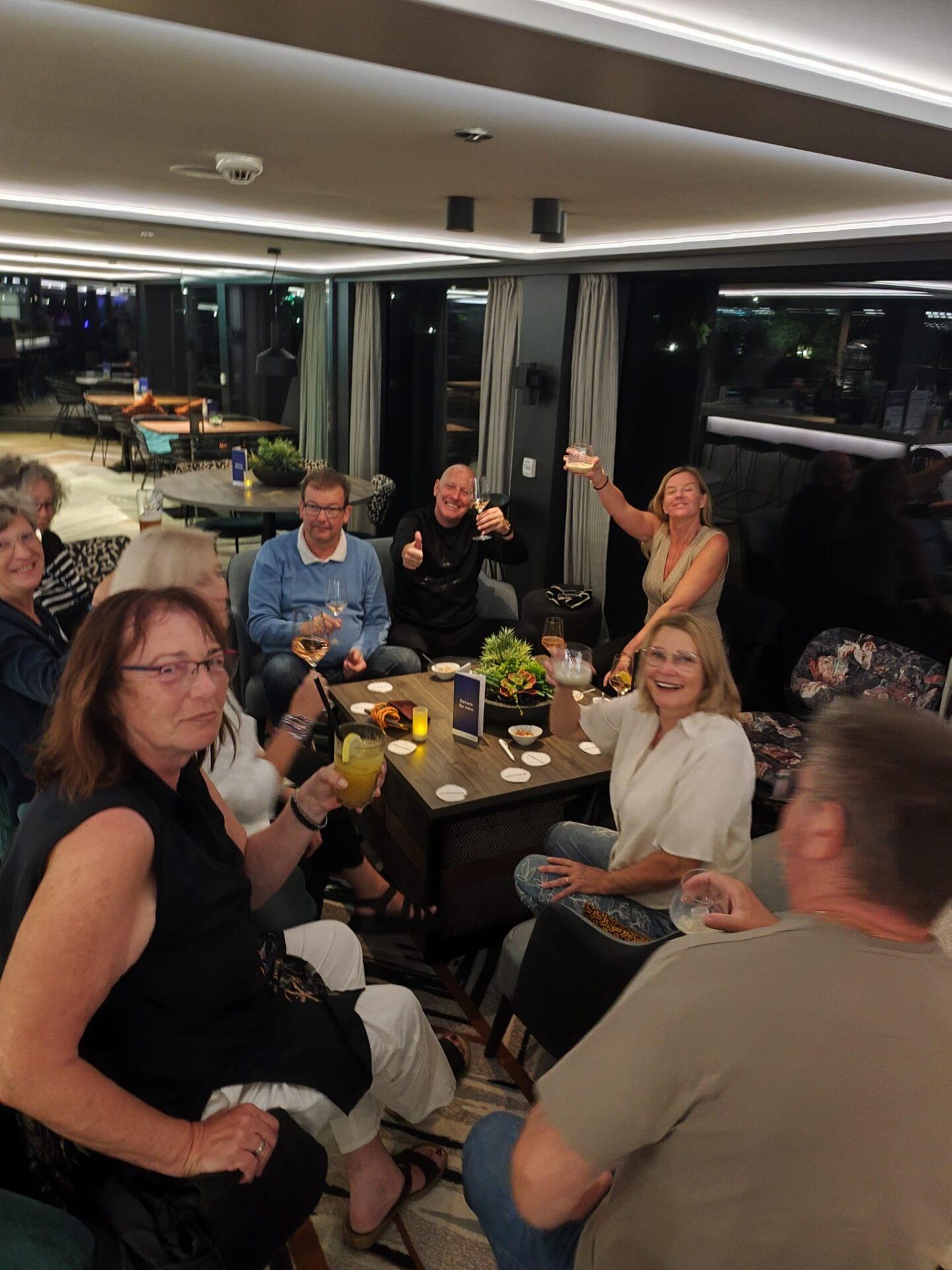 Gäste stoßen Schiffslounge Getränke geselliger Abend an