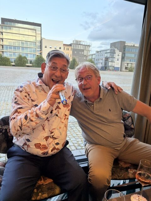 Zwei Männer lachen Mikrofon Bordabend Stimmung