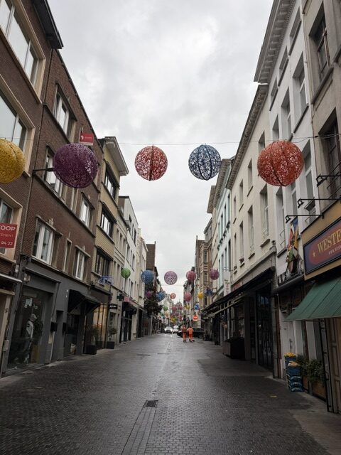 Antwerpener Einkaufsstraße bunte Kugeldekorationen historische Gebäude