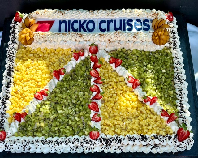 Fruchtorte nicko cruises Logo Erdbeeren Kiwi Dekoration