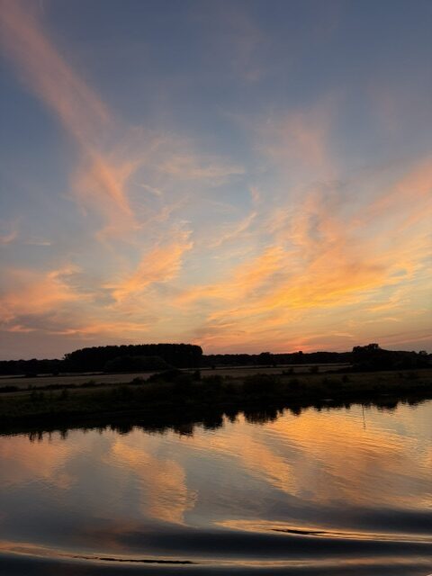 Sonnenuntergang Fluss orangefarbener Himmel Wasserreflexion