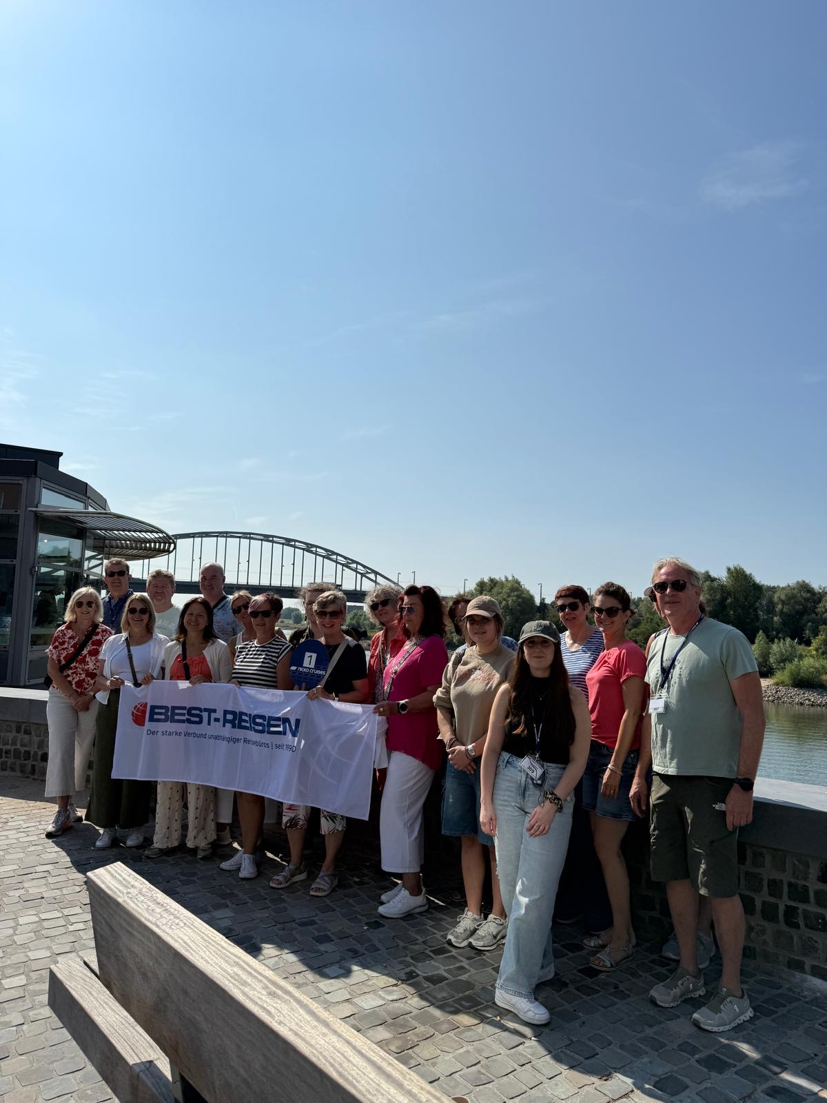 Reisegruppe Best-Reisen-Banner Arnheimer Brücke Fluss