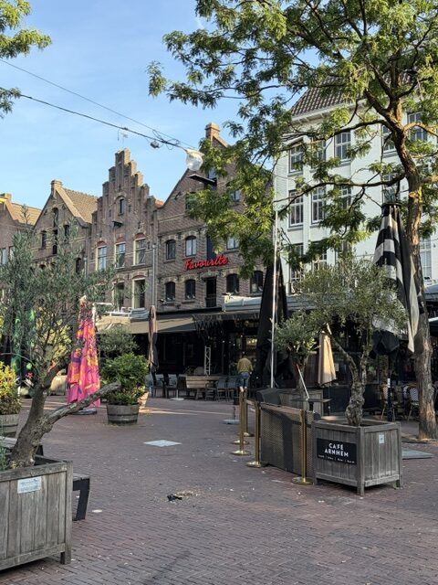 Arnheimer Innenstadt Café historische Backsteinfassaden Restaurants