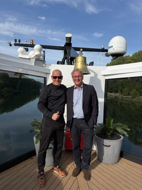Zwei Männer Sonnendeck Flussschiff nickoSPIRIT