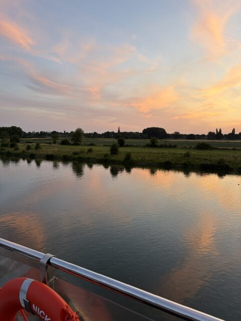 Sonnenuntergang Fluss Wiesen Kirchturm Rettungsring