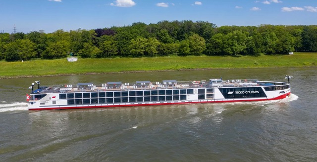 nicko cruises Flusskreuzfahrtschiff grüne Flussufer
