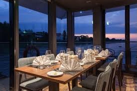 Elegantes Schiffsrestaurant Weingläser gedeckter Tisch Abend