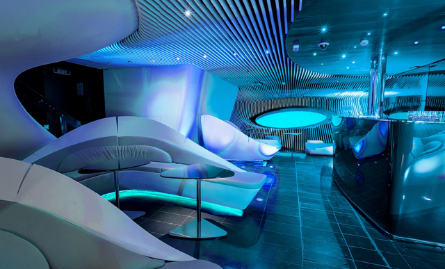 Futuristische Unterwasser-Lounge mit blauer LED-Beleuchtung