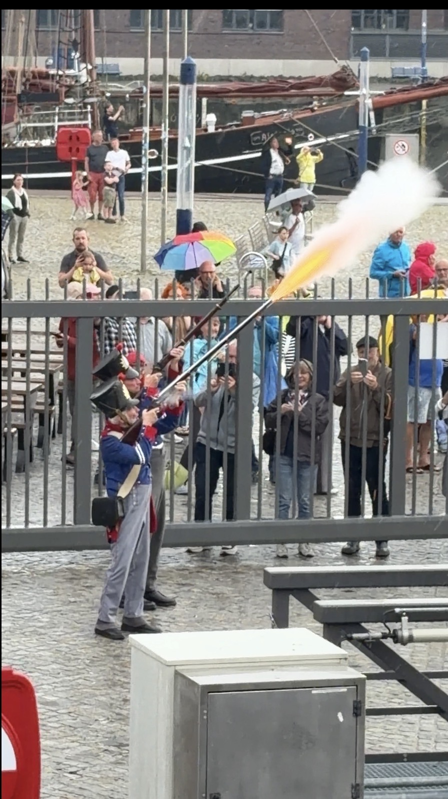 Historisch kostümierter Soldat feuert Salutschuss Wismar Hafen