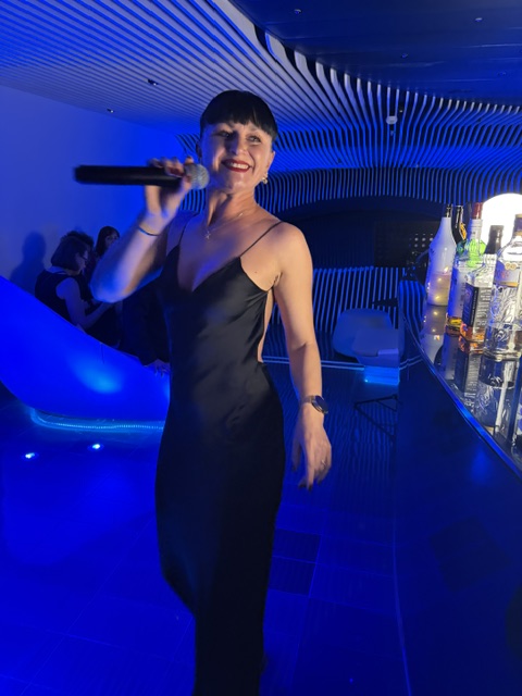 Sängerin Nathalie singt in blau beleuchtetem Blue Eye