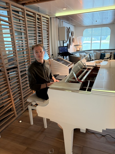 Pianist weißer Flügel moderner Schiffsinnenraum