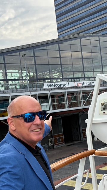 Mann Sonnenbrille Schiffsdeck Amsterdam Kreuzfahrtterminal