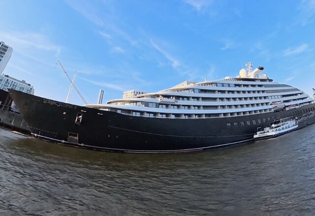 Schwarzer Rumpf Scenic Eclipse II Hamburger Hafen Weitwinkel
