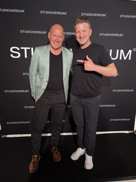 Zwei Männer Studioversum Hintergrund lachen posieren