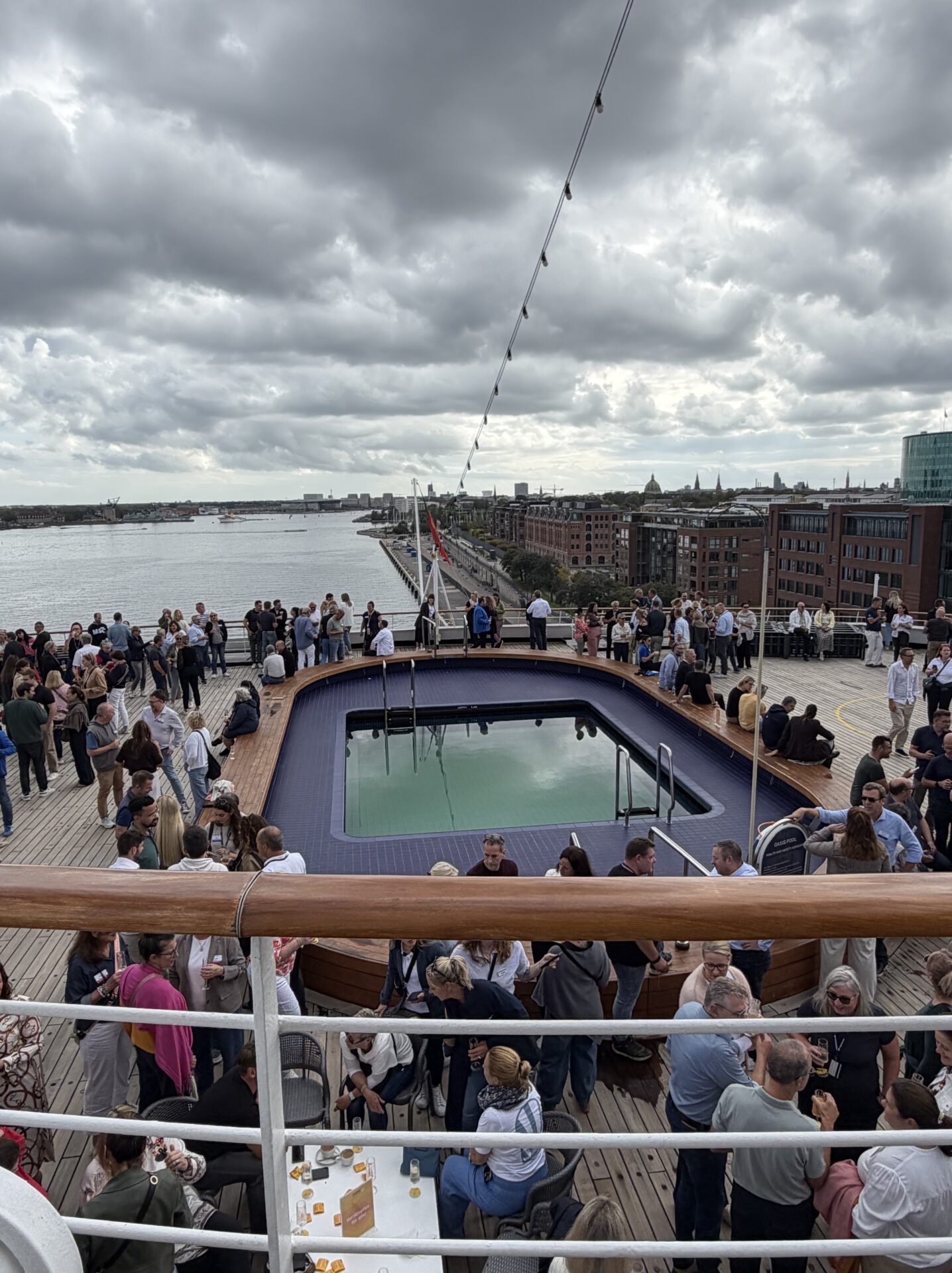Menschenmenge Kreuzfahrtschiff-Deck Pool Hafenblick